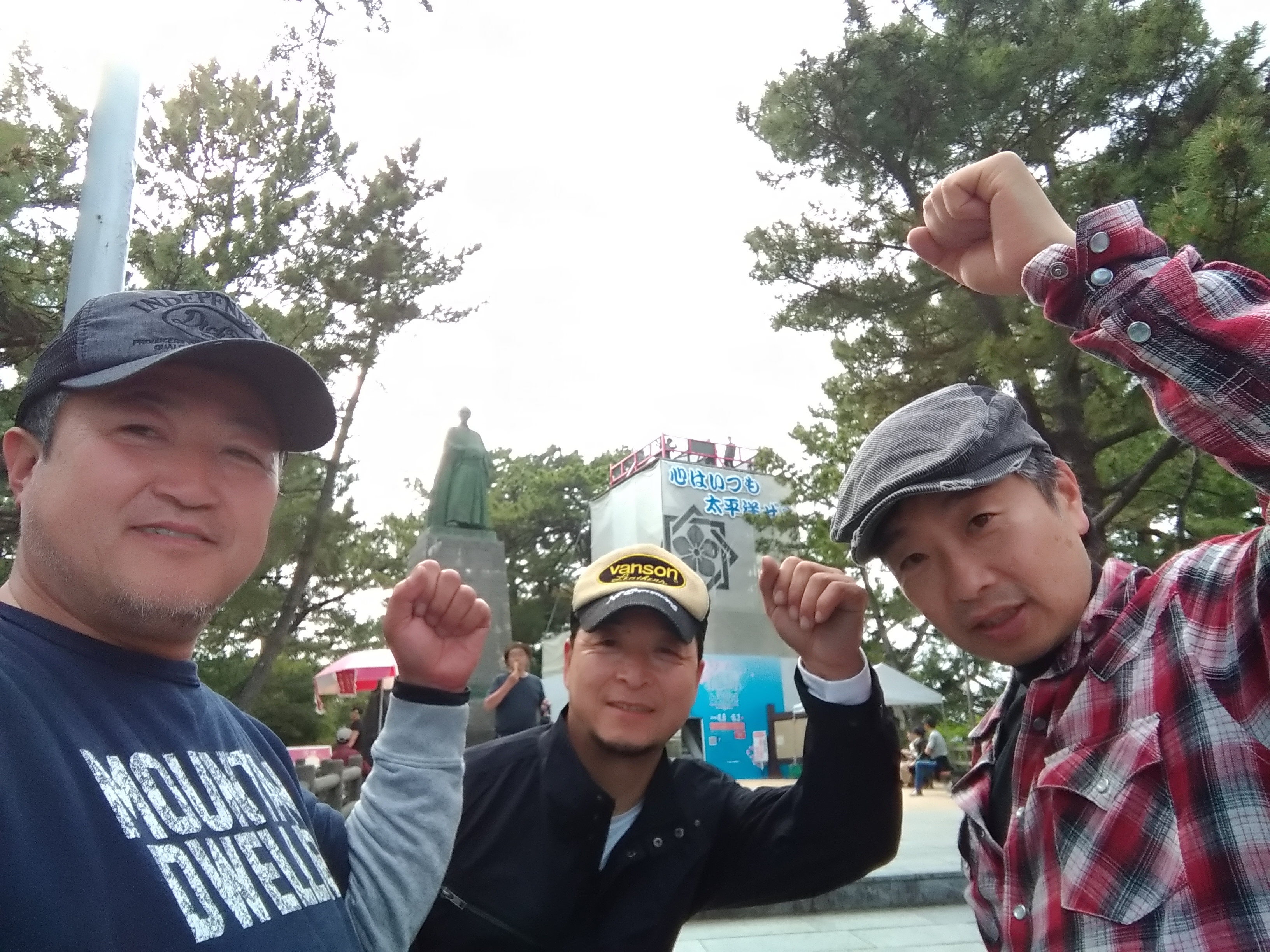 メンバー竜馬像の前で・・・よっこい